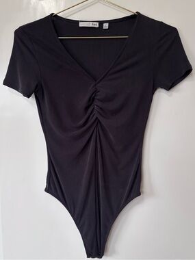 Wilfred| Aritzia| Ruched Charcoal Black Thong Back Short Sleeve Bodysuit Sz S